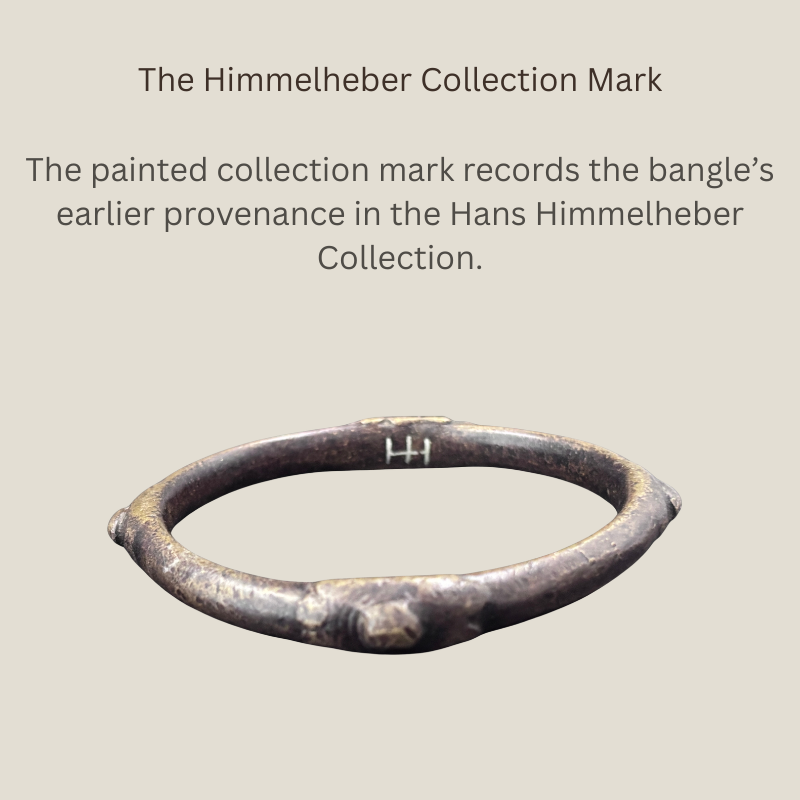 West African copper-alloy bangle showing the painted HH collection mark associated with its earlier provenance in the Hans Himmelheber Collection.
