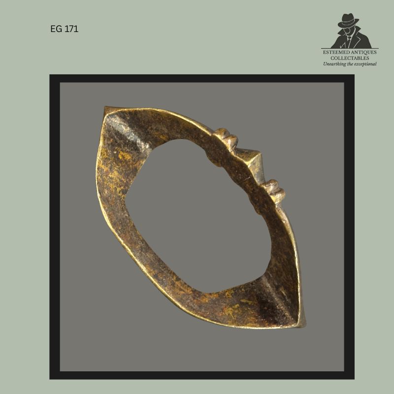 Close-up detail of a heavy lost-wax cast Senufo bronze anklet showing the central raised geometric element and circular moulded ridges, Côte d’Ivoire, West Africa, from the Egon Guenther Collection.